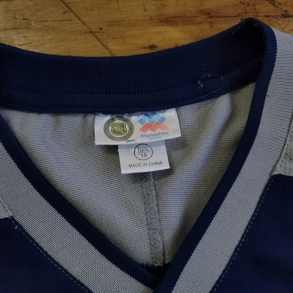 Vancouver Canucks Vintage Hockey Jersey - Picture 4 of 4